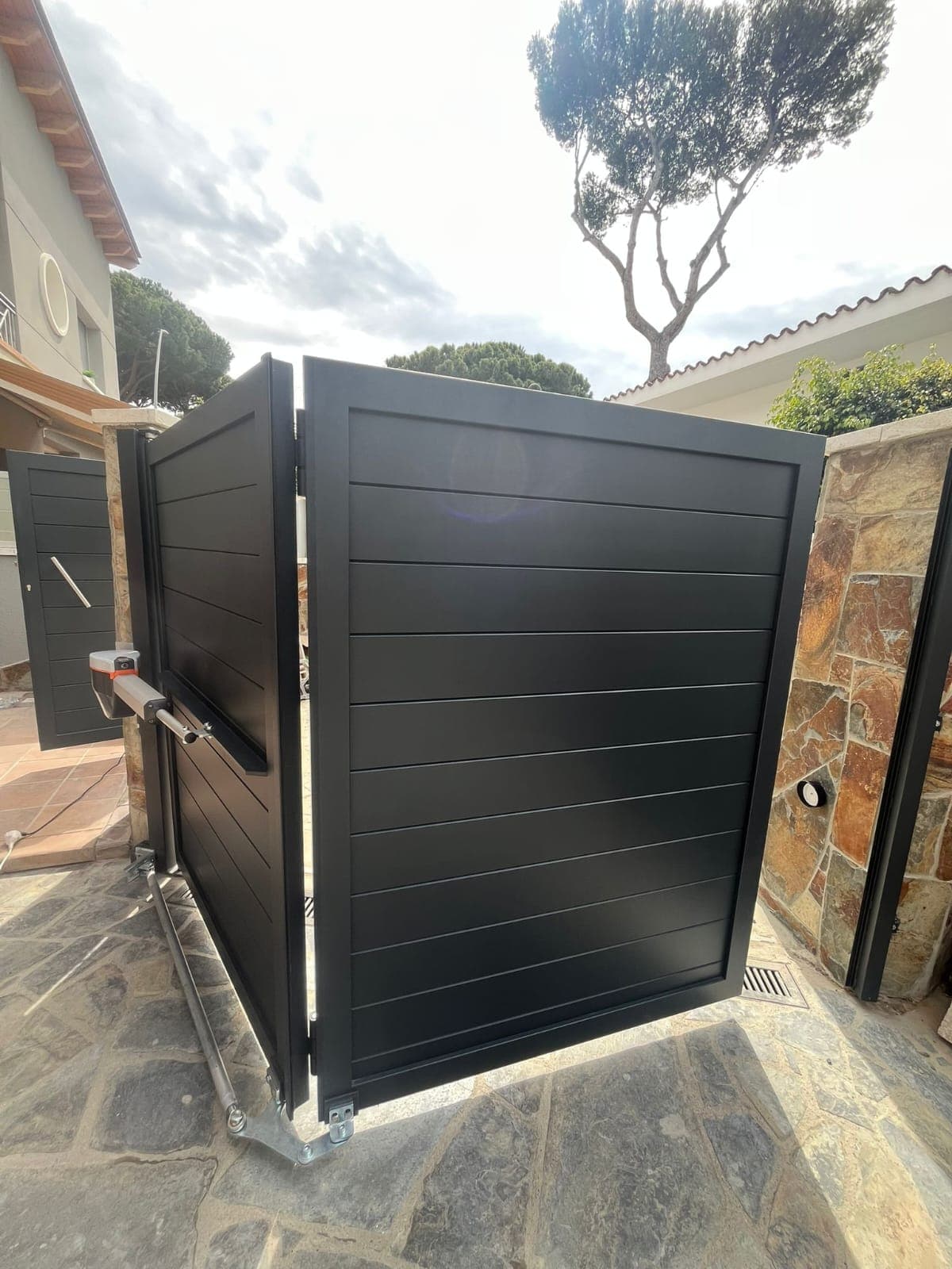 Puerta de Aluminio Soldado con Sistema Bi-Folding - Imagen adicional 1