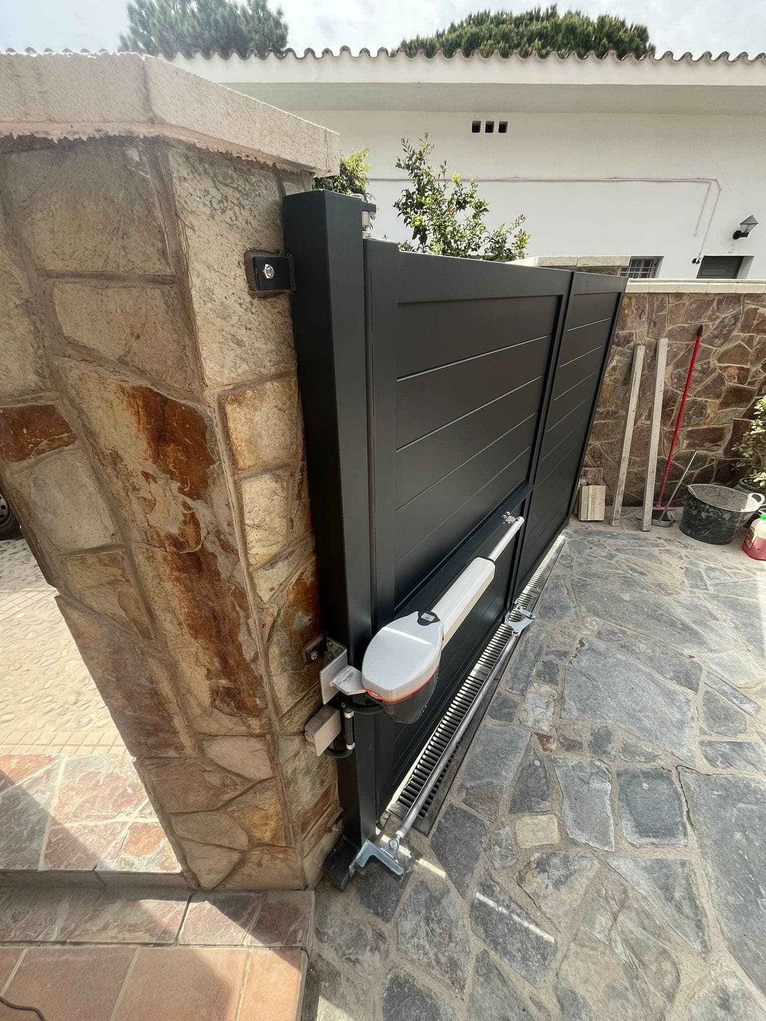 Puerta de Aluminio Soldado con Sistema Bi-Folding - Imagen adicional 2