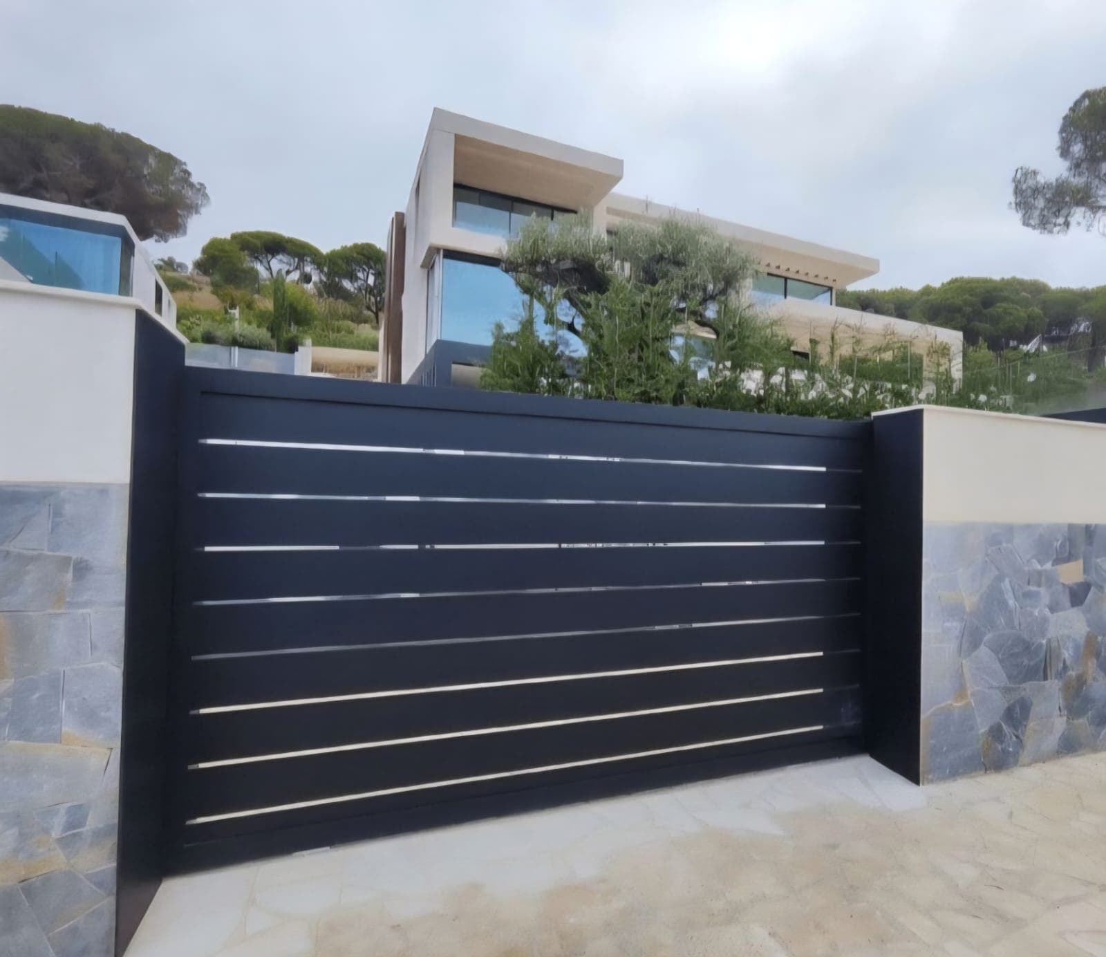 Puertas y portales de aluminio soldado en Santiago de Compostela y área metropolitana