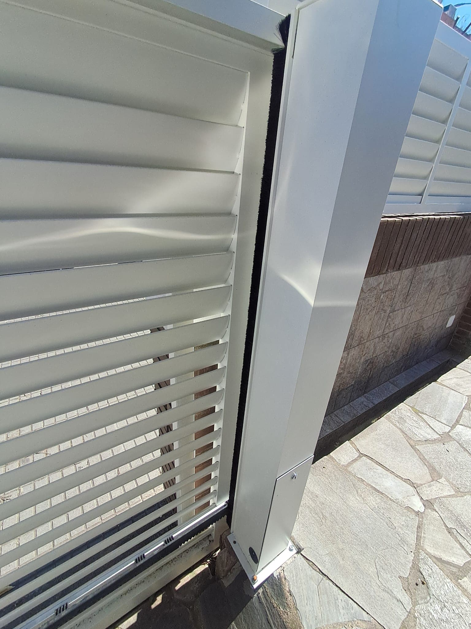 Innovación en movimiento: La puerta corredera con motor integrado