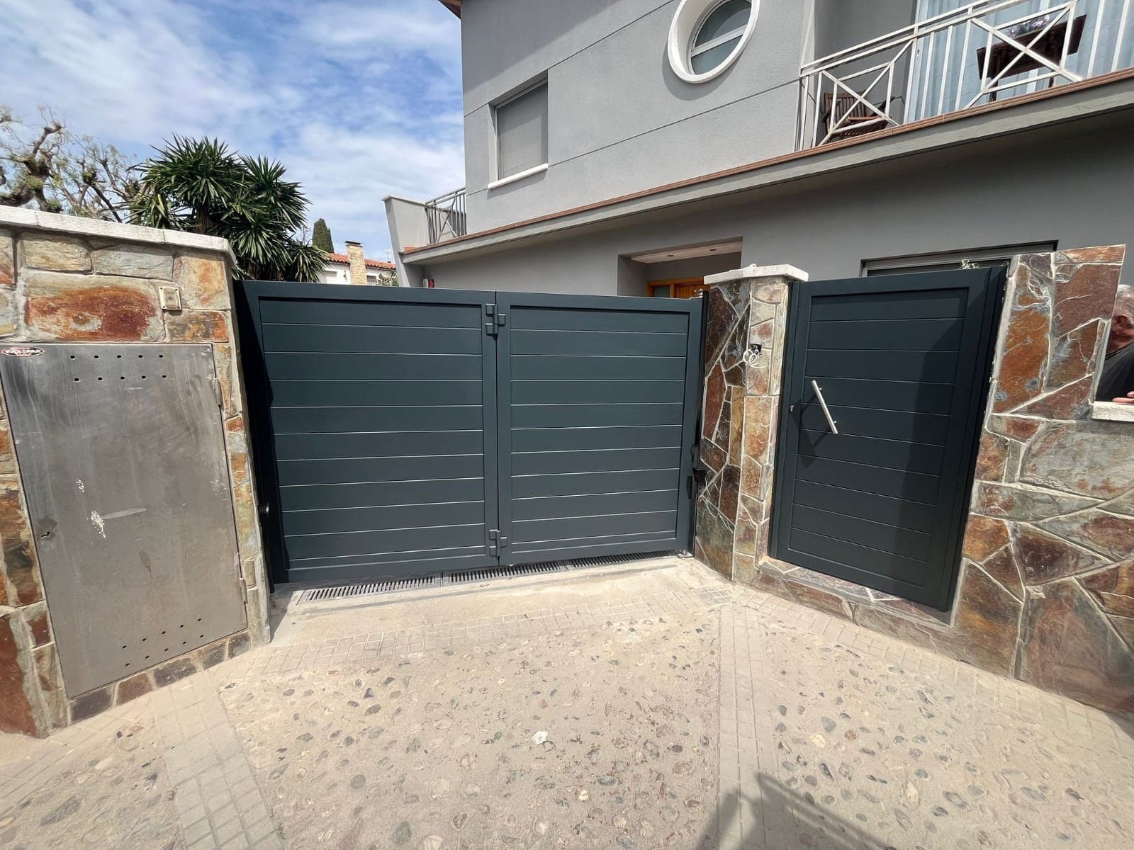 Puerta de Aluminio Soldado con Sistema Bi-Folding