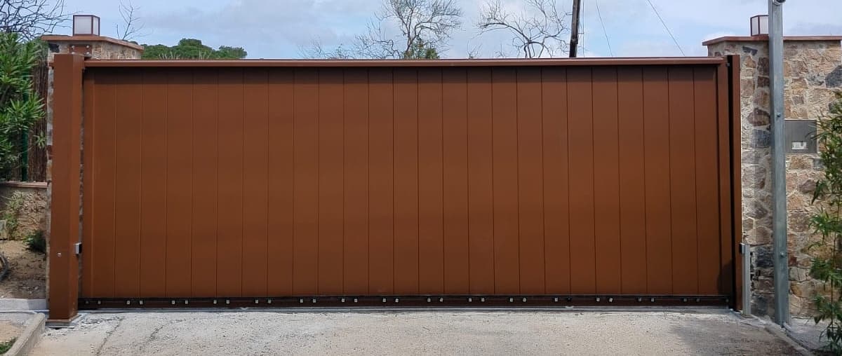 KERIVA AXIS: pilar motorizado 150x150 mm para puertas correderas